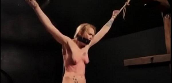  Nude for whipping on her breastsNue pour le fouet sur les seins